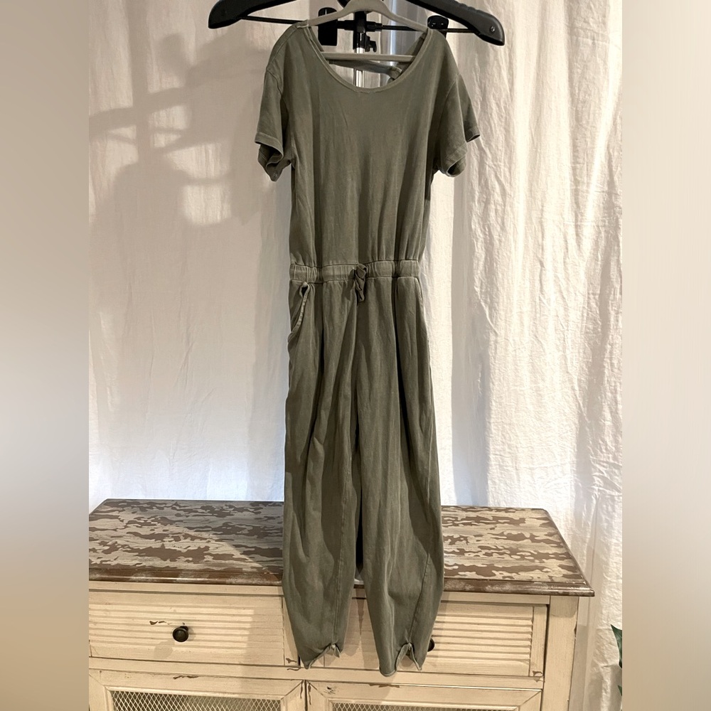 TREASURE & BOND girls jumpsuit/romper. Size S 7/8.